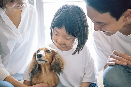 幸福一家人养着可爱的宠物狗图片