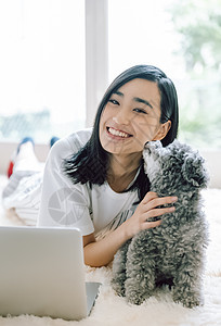 室内养着宠物的女人看电脑图片