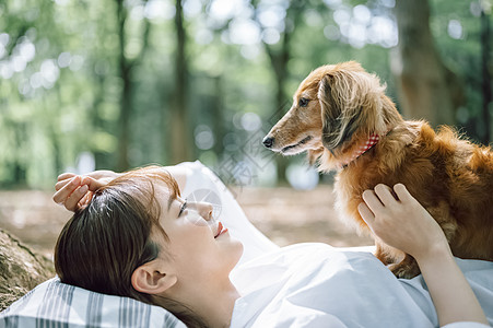 抱着狗狗的年轻女子图片