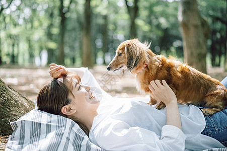 抱着狗狗的年轻女子图片