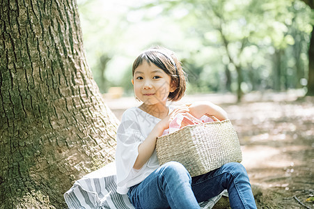 公园里可爱的女孩野餐图片