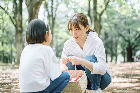 公园野餐的幸福母女图片