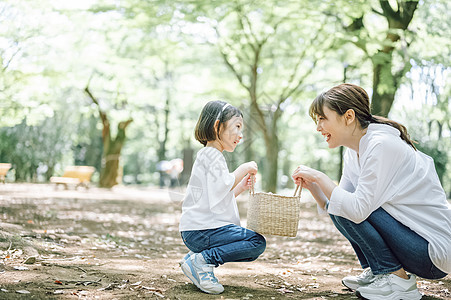 公园野餐的幸福母女图片