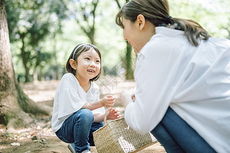 公园野餐的幸福母女图片