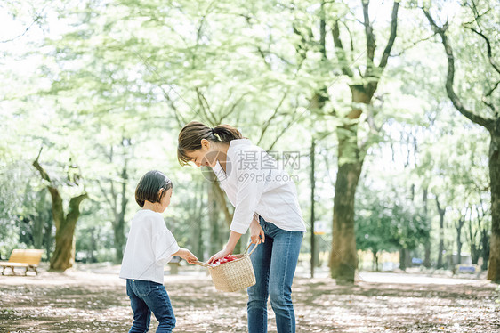 公园里游玩的母女图片