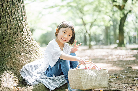 行走树林度假孩子女孩的生活方式出去图片