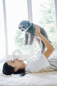 室内养着宠物狗的快乐女人图片