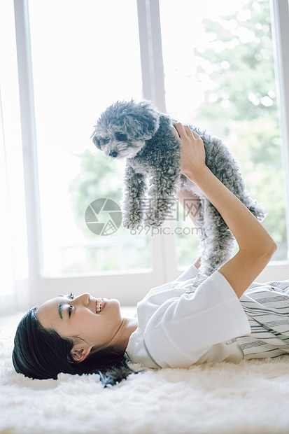 室内养着宠物狗的快乐女人图片