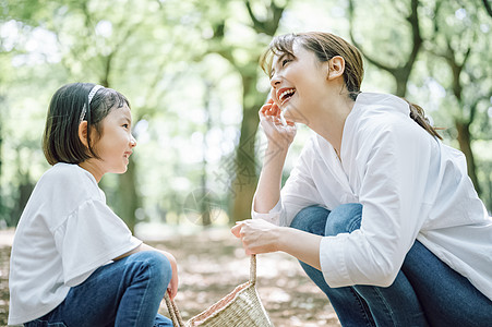 休假公园里幸福开心的母女图片