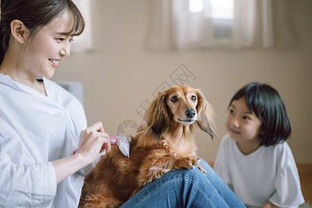 女活力30多岁生活与狗家庭图片