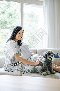 养着可爱宠物狗的女人图片