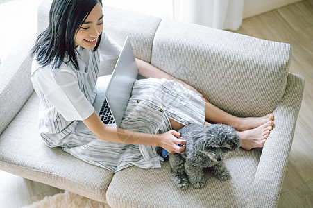 房间养着可爱宠物狗的女人图片