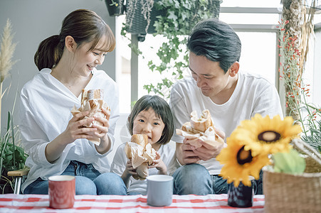 户内快乐幸福的一家人吃午餐图片