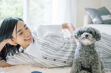 房间养着可爱宠物狗的女人图片