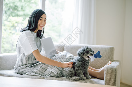 房间养着可爱宠物狗的女人图片