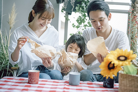 幸福一家人在家一起吃午餐图片