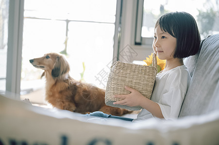 房间养着可爱宠物狗的女孩图片