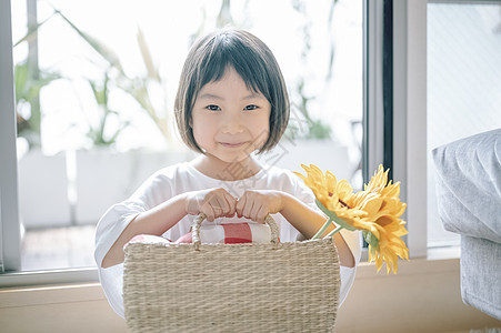 室内提着花篮子的可爱小女孩图片