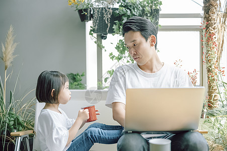 邀请高兴孩子家庭生活方式图片