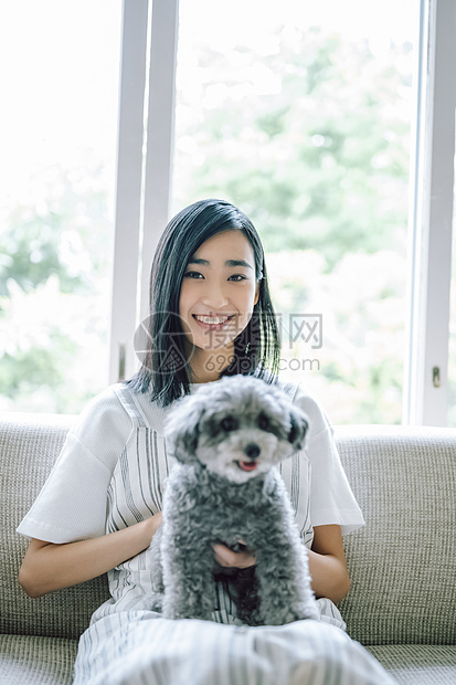 女生年轻微笑生活与狗女人图片