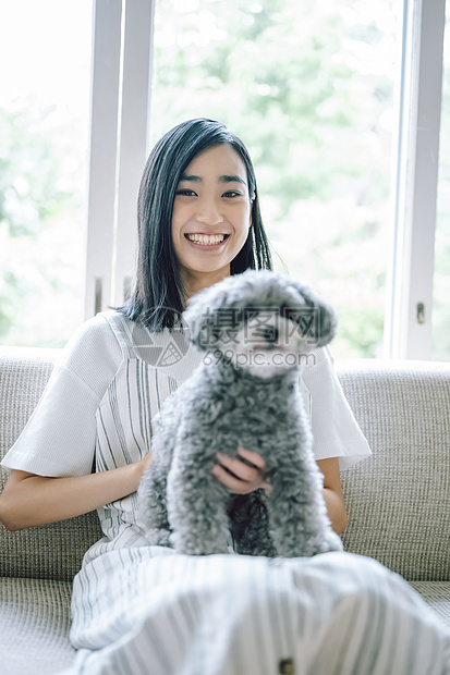 单人微笑小型犬生活与狗女人图片