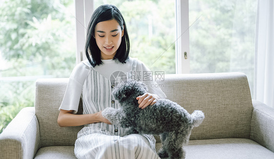 努力获取坐着女士们生活与狗女人图片