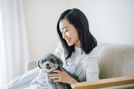 生机勃勃大学生单人生活与狗女人图片