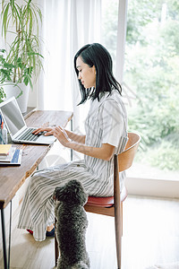 女士们高兴朋友生活与狗女人生意图片