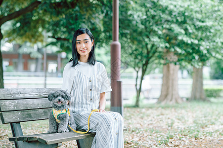 户外20多岁室外生活与狗女人图片