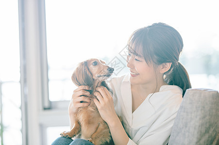 可爱女人和宠物狗图片