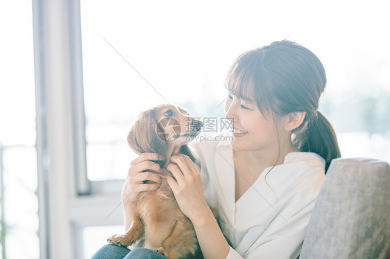 可爱女人和宠物狗图片