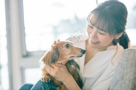 狗狗微笑女生活与狗女人图片