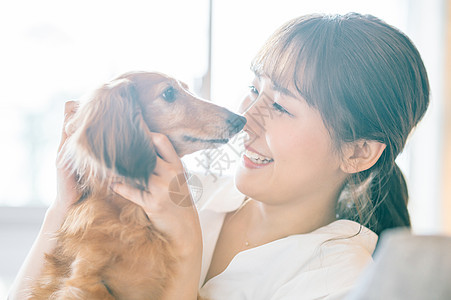 房间养着可爱宠物狗的女人图片