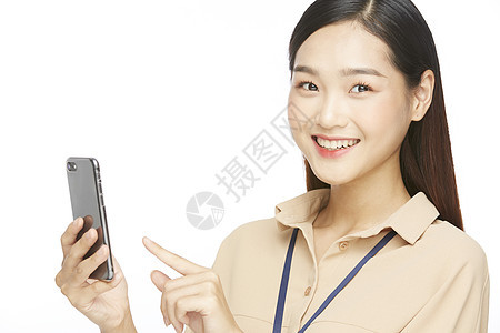 拿着手机微笑的商务女性图片
