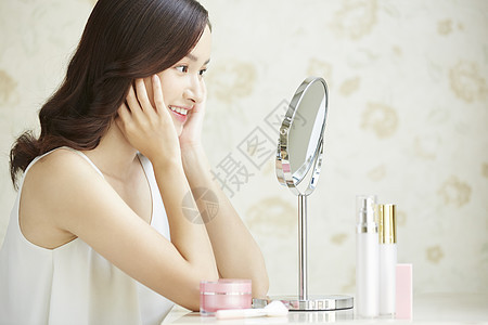 女性照镜子保养护肤图片