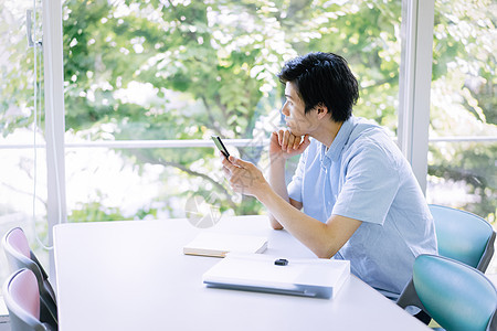 晴朗在窗户旁学院男大学生智能手机摄影合作keisenjogakuen大学图片