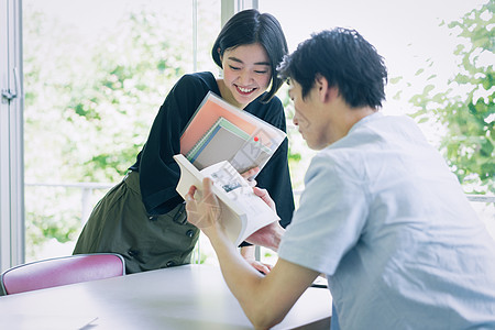 青年交谈情侣男女大学生学习摄影合作keisenjogakuen大学图片