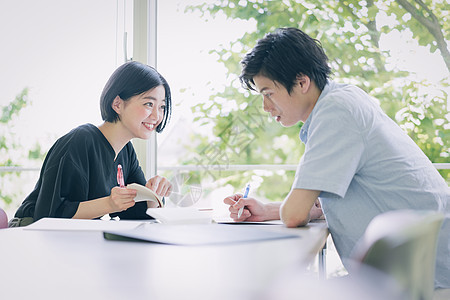 青春打碎书本男女大学生学习摄影合作keisenjogakuen大学图片