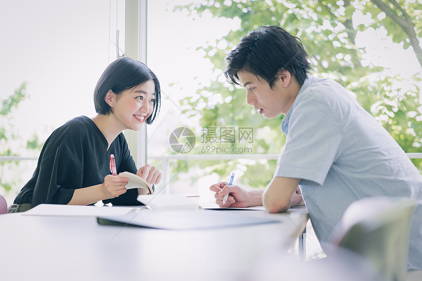 青春打碎书本男女大学生学习摄影合作keisenjogakuen大学图片