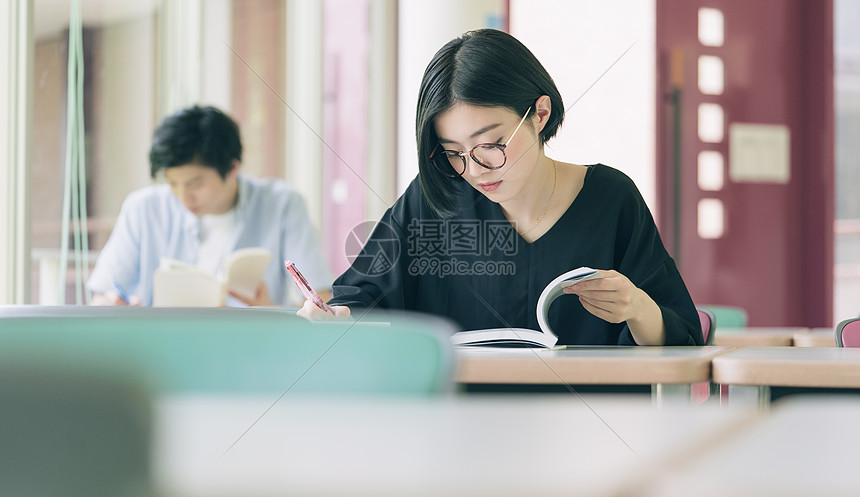 晴朗学院二十多岁女大学生学习摄影合作keisenjogakuen大学图片