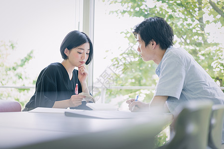 日本人精美书本男女大学生学习摄影合作keisenjogakuen大学图片