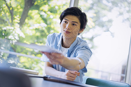 清澈胸像生机勃勃男大学生学习摄影合作keisenjogakuen大学图片