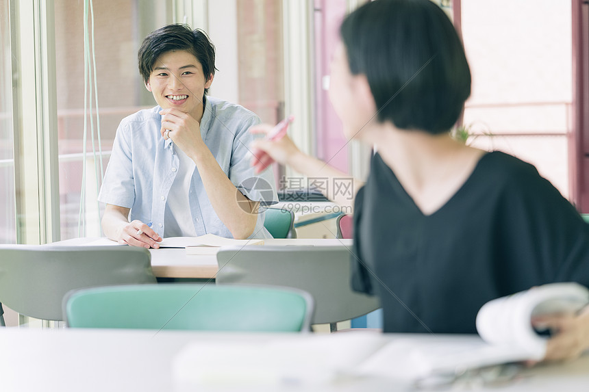 年轻男女图书馆自习交流图片