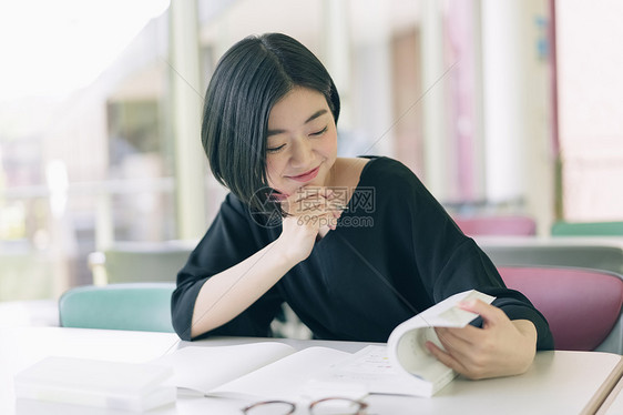 咖啡一人在校园内女大学生学习摄影合作keisenjogakuen大学图片