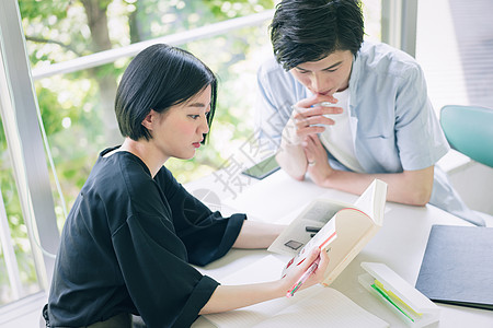 校园年轻男女大学生图书馆自习交流图片