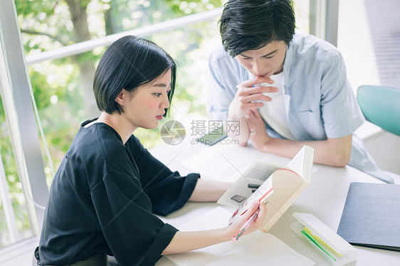 校园年轻男女大学生图书馆自习交流图片