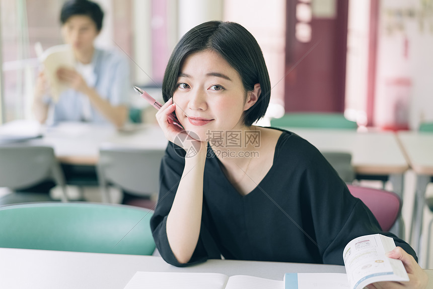 书籍亚洲人校园生活女大学生学习摄影合作keisenjogakuen大学图片