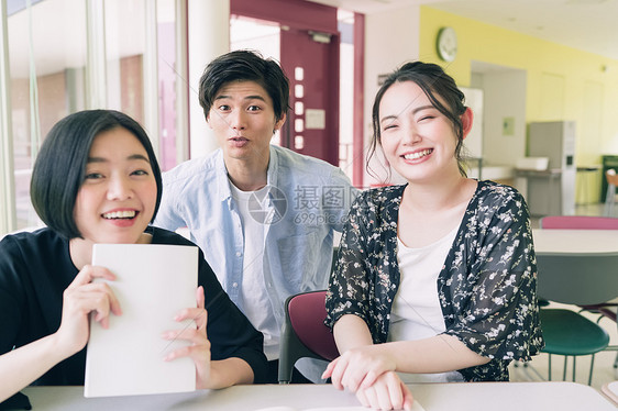 快乐晴朗自助餐厅男女大学生学习摄影合作keisenjogakuen大学图片