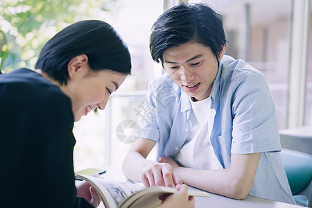 书本自助餐厅二十多岁男女大学生学习摄影合作keisenjogakuen大学图片