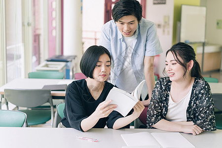 二十多岁人类书籍男女大学生学习摄影合作keisenjogakuen大学图片